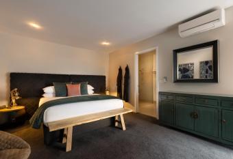 Hotel Frangos allows 18 year olds to book a room