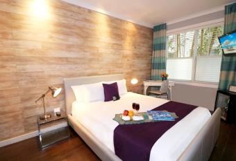 Hotel Shelley allows 18 year olds to book a room