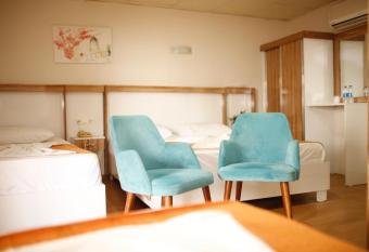   zhan Hotel has Smoking/Balcony rooms