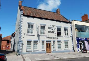 The Town Hotel allows 18 year olds to book a room