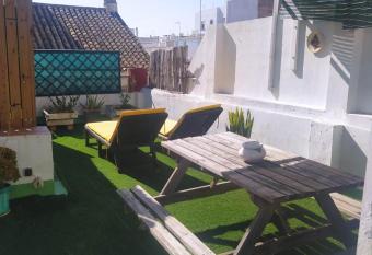 La Merced 1 allows 18 year olds to book a room