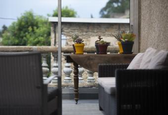 L   toile d Alice has Balcony rooms