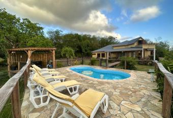 Maison de 3 chambres a Deshaies a 850 m de la plage avec vue sur la mer piscine partagee et jardin clos has Balcony rooms