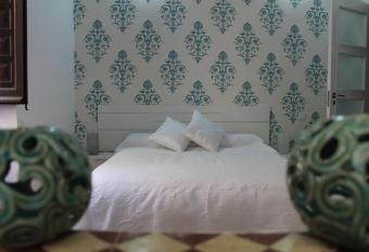 La esquina del Alc  zar allows 18 year olds to book a room