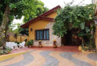 Hostal Mi lugar Vintage en Paraguay allows 18 year olds to book a room