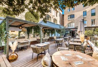 Mercure Pont d   Avignon Centre allows 18 year olds to book a room