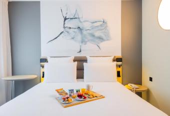 Mercure Paris Massy Gare TGV allows 18 year olds to book a room