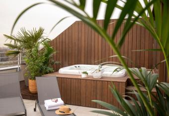 H  tel du Port has Balcony rooms