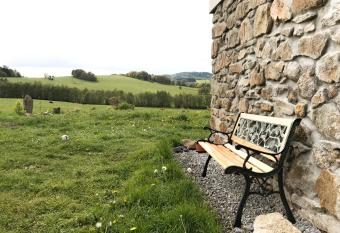 Novohradsk   r  j aneb O  za klidu na samot   u lesa allows 18 year olds to book a room