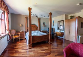 Hotel Kriunes allows 18 year olds to book a room