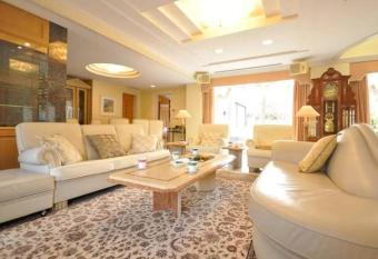 Sapporo Luxury House has rooms with a private hot tub