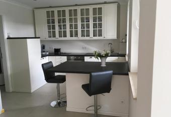 Gro  z  giges Appartement -ruhig und doch zentral allows 18 year olds to book a room