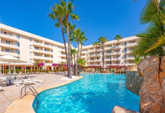 Hotel Rosella affiliated by Intelier allows 18 year olds to book a room