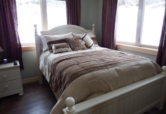 The Wilds at Salmonier River has rooms with a private hot tub