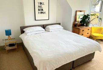 Upper Rooms Seaford has Balcony rooms