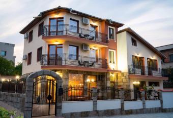 Family Hotel Preslav has rooms with a private hot tub