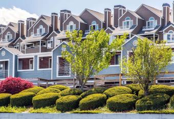 Econo Lodge Cranston - Providence has Smoking rooms