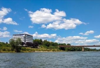 PLAZA VARVARIN allows 18 year olds to book a room