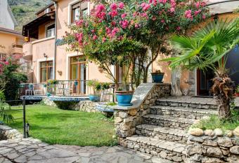 Villa Botticelli allows 18 year olds to book a room