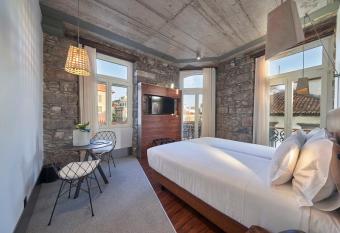 Hotel Caj   allows 18 year olds to book a room