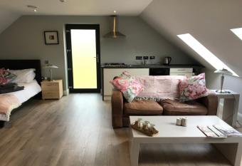 Lakeside Studio 1 Loft Apartment allows 18 year olds to book a room