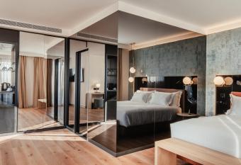 Hotel Unuk has rooms with a private hot tub