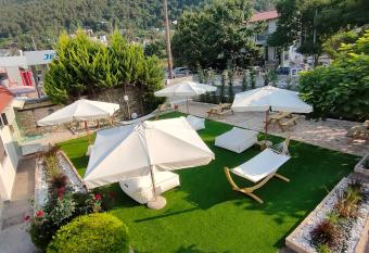 Studios Anassa allows 18 year olds to book a room