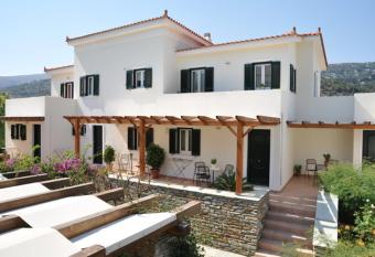 Handakas Studios has Balcony rooms