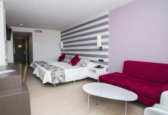 Hotel RH Vinar  s Aura has rooms with a private hot tub