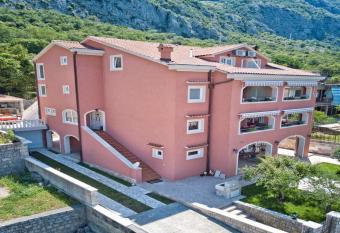 Apartments Radonji   has Balcony rooms