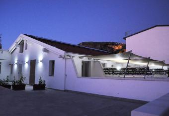 La Perla Amantea has Balcony rooms