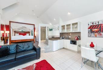 Chalet on Gallery Walk - King Bed, Spa, Fireplace, WiFi & Netflix, Linger A While has Balcony rooms