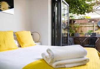 Village Retreat & Hot Tub Nr Bicester Village has rooms with a private hot tub