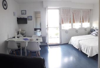 Studio Les Thermes de NO   100 m  tres des Thermes, id  al pour les Curistes & Vacanciers, D  placements Professionnels & Stagiaires St  lia has Balcony rooms