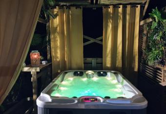 La Plaine-itude & Spa has rooms with a private hot tub