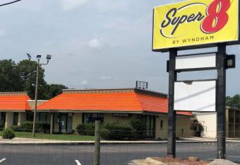 Super 8 by Wyndham Rocky Mount I-95 EXIT 145 has Smoking/Balcony rooms