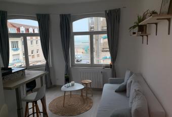 Appartement vue mer poste bleu allows 18 year olds to book a room