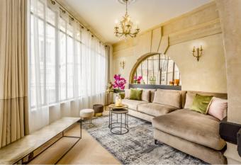 Luxury 6 Bedroom 5 bathroom Palace Apartment - Louvre View has rooms with a private hot tub