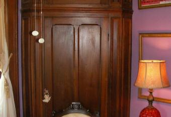 Riverview Mansion Hotel has rooms with a private hot tub