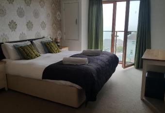 South Fistral Seaview 2-bed Apartment has Balcony rooms