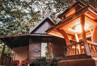 Leeloo Paradise has Balcony rooms