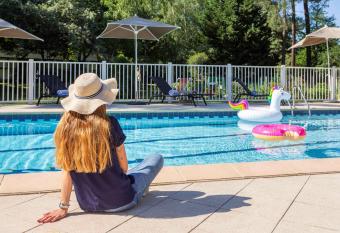 Novotel Bordeaux M  rignac allows 18 year olds to book a room