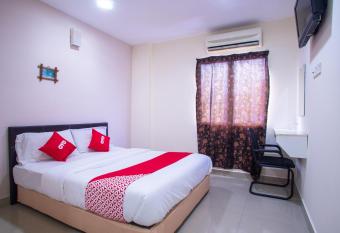 OYO 44010 Royals Star Hotel allows 18 year olds to book a room