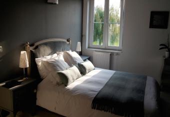 Chambres d H  tes La Parenth  se allows 18 year olds to book a room