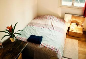 Stud SDB perso et taxi CDG extra has Balcony rooms