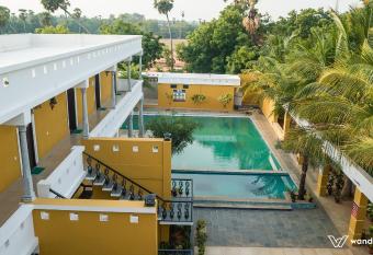 Poppys Olive de  villa has Balcony rooms