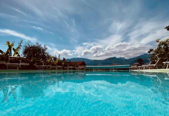 Hotel Ideal has Balcony rooms