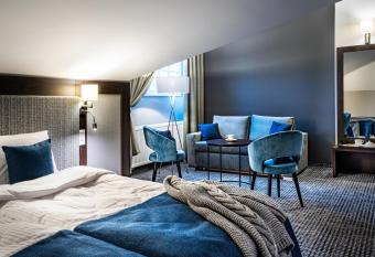 Sezony. Restauracja i Hotel allows 18 year olds to book a room