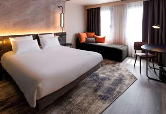 Novotel Paris Suresnes Longchamp has Balcony rooms