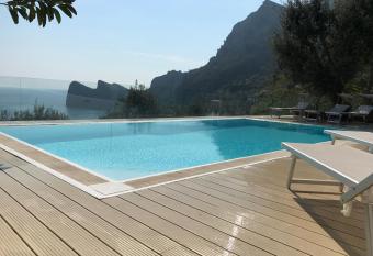 Olga s Resort has rooms with a private hot tub